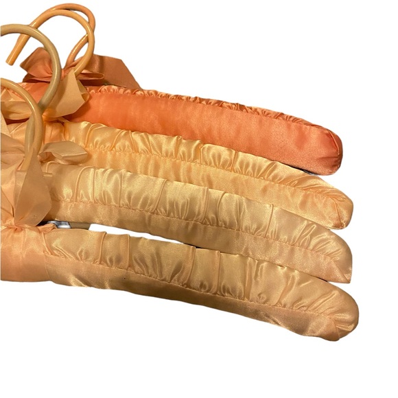 Sunset strip set of 4 vintage satin padded hangers - Picture 4 of 5